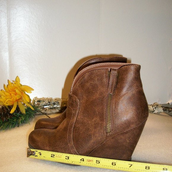 QUPID Sz 5.5 NEW Brown Distressed Look Faux Leather Booties 3 1/4 Wedge Side Zip - Picture 12 of 14